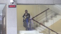 Sekjen PDI Perjuangan, Hasto Kristiyanto menuruni tangga Gedung Merah Putih KPK, Jakarta, usai menjalani pemeriksaan, Selasa (20/8/2024). Hasto diperiksa sebagai saksi terkait kasus Ditjen Perkeretaapian (DJKA) wilayah Jawa Timur.