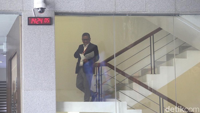 Sekjen PDI Perjuangan, Hasto Kristiyanto menjawab pertanyaan jurnalis di Gedung Merah Putih KPK, Jakarta, Selasa  (20/8/2024) seusai diperiksa sebagai saksi terkait kasus Ditjen Perkeretaapian (DJKA) wilayah Jawa Timur. Ia terlihat banyak menebar senyum sejak turun tangga menuju lobi gedung.