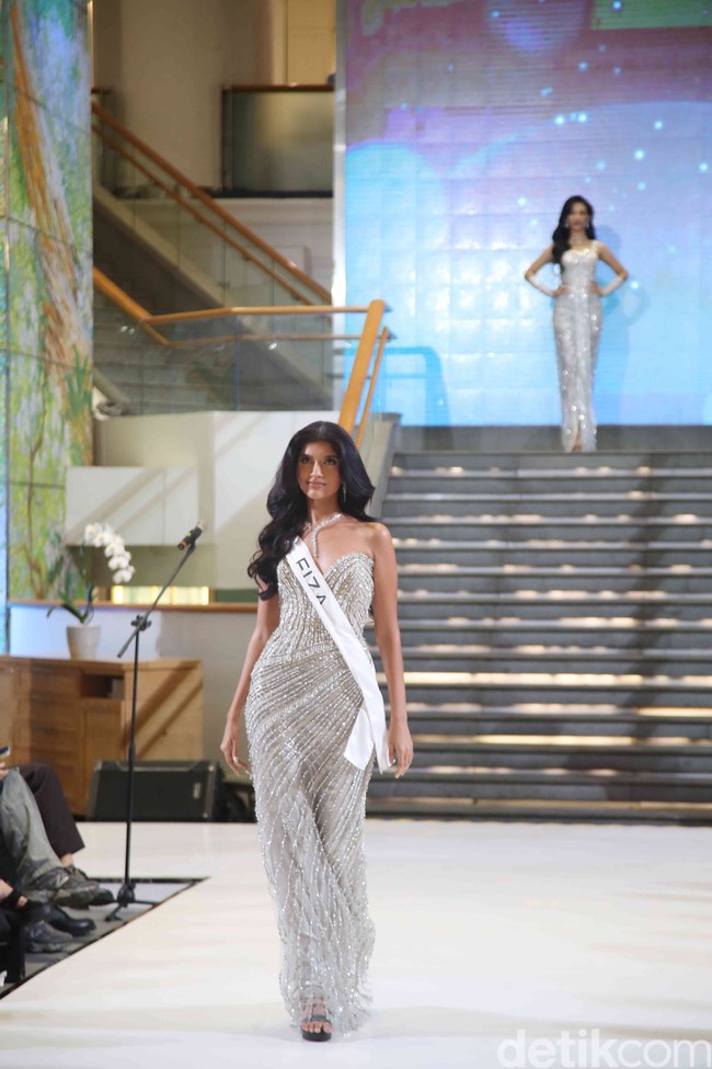 Memiliki tinggi 175 cm, Fiza Javaid Khan juga dikenal sebagai seorang model sekaligus enterpreneur. Memiliki darah keturunan Pakistan-Indonesia, pesona wanita 23 tahun itu tak kalah bikin terpana. Foto: Pradita Utama/detikfoto