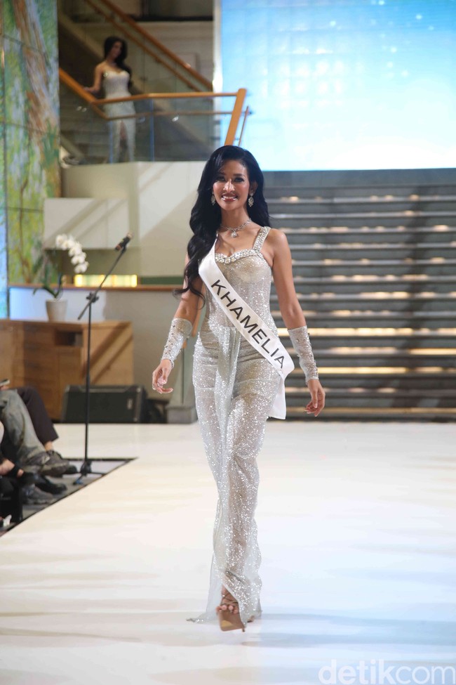 Lahir di Maluku Tenggara, Khamelia Chalid yang merupakan seorang freelancer juga berhasil masuk ke jajaran Top 16 Miss Universe Indonesia 2024. Wanita 29 tahun itu merupakan anak keempat dari 5 bersaudara. Foto: Pradita Utama/detikfoto