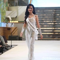 Lahir di Maluku Tenggara, Khamelia Chalid yang merupakan seorang freelancer juga berhasil masuk ke jajaran Top 16 Miss Universe Indonesia 2024. Wanita 29 tahun itu merupakan anak keempat dari 5 bersaudara. Foto: Pradita Utama/detikfoto