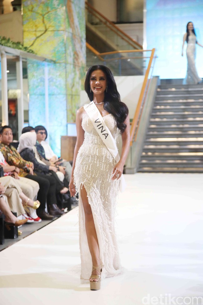 Pageant lovers pastinya sudah tak asing dengan yang satu ini, Vina Anggi Sitorus. Wanita 25 tahun yang merupakan seorang aktivis lingkungan itu sebelumnya diketahui menjadi runner up di Miss Universe Indonesia 2023. Kini Vina terlihat kembali mengikuti ajang kecantikan tersebut dan masuk dalam 16 besar. Foto: Pradita Utama/detikfoto