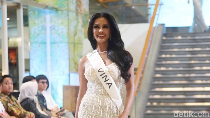 Foto 16 Finalis Mis Universe indonesia memakai kostum