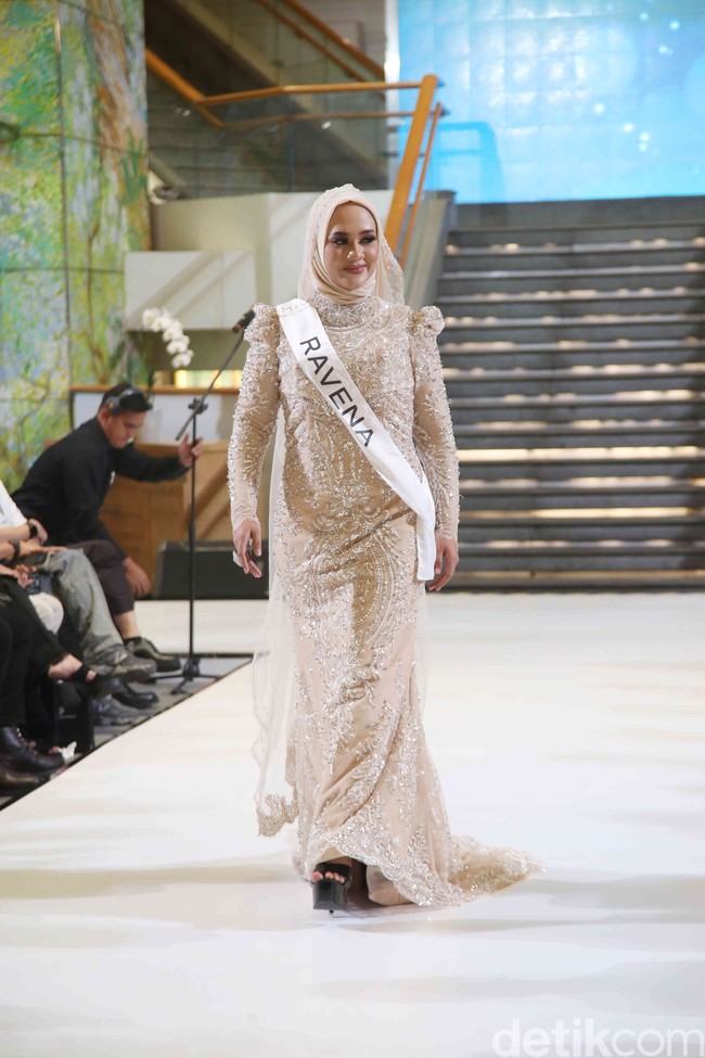 Menjadi satu-satunya wanita berhijab yang masuk dalam Top 16 Miss Universe Indonesia 2024, Ravena Wulandari tampak memiliki pesonanya tersendiri. Berprofesi sebagai mahasiswi, wanita asal Aceh itu kini berusia 23 tahun. Foto: Pradita Utama/detikfoto