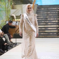 Menjadi satu-satunya wanita berhijab yang masuk dalam Top 16 Miss Universe Indonesia 2024, Ravena Wulandari tampak memiliki pesonanya tersendiri. Berprofesi sebagai mahasiswi, wanita asal Aceh itu kini berusia 23 tahun. Foto: Pradita Utama/detikfoto