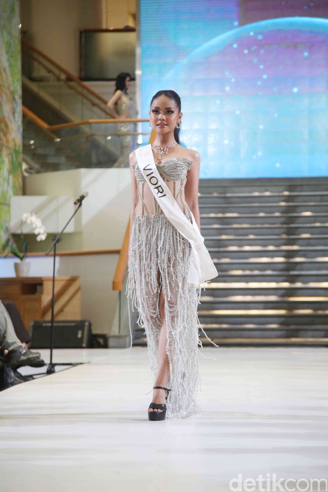 Selanjutnya ada Viori Dhea Vanessa. Wanita 25 tahun yang bekerja sebagai seorang freelancer itu juga berhasil lolos ke babak 16 besar Miss Universe Indonesia 2024. Dari akun LinkedIn miliknya diketahui bahawaa Viori merupakan lulusan dari Universitas Padjajaran dengan jurusan statistik. Foto: Pradita Utama/detikfoto