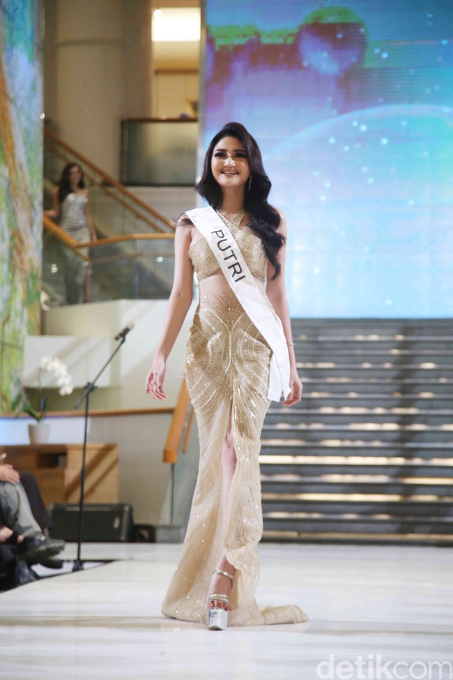 Wanita cantik berambut panjang yang satu ini ialah Putri Suliatiawati. Berusia 21 tahun, Putri berprofesi sebagai seorang influencer. Di akun Instagram pribadinya Putri kerap memamerkan foto-foto dirinya. Foto: Pradita Utama/detikfoto