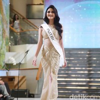 Wanita cantik berambut panjang yang satu ini ialah Putri Suliatiawati. Berusia 21 tahun, Putri berprofesi sebagai seorang influencer. Di akun Instagram pribadinya Putri kerap memamerkan foto-foto dirinya. Foto: Pradita Utama/detikfoto