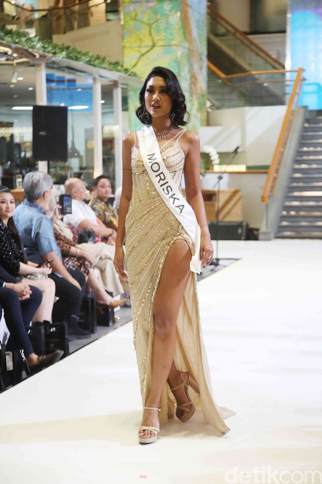 Berprofesi sebagai model, finalis berkulit eksotis Moriska tampil tak kalah menawan saat catwalk di press conference pengumuman Top 16 Miss Universe Indonesia 2024. Ia juga terlihat memiliki beberapa tato pada bagian tubuhnya, seperti, di lengan, dada, dan punggungnya. Moriska juga menyebut jika dirinya merupakan seorang single mom. Foto: Pradita Utama/detikfoto