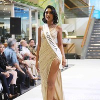 Berprofesi sebagai model, finalis berkulit eksotis Moriska tampil tak kalah menawan saat catwalk di press conference pengumuman Top 16 Miss Universe Indonesia 2024. Ia juga terlihat memiliki beberapa tato pada bagian tubuhnya, seperti, di lengan, dada, dan punggungnya. Moriska juga menyebut jika dirinya merupakan seorang single mom. Foto: Pradita Utama/detikfoto