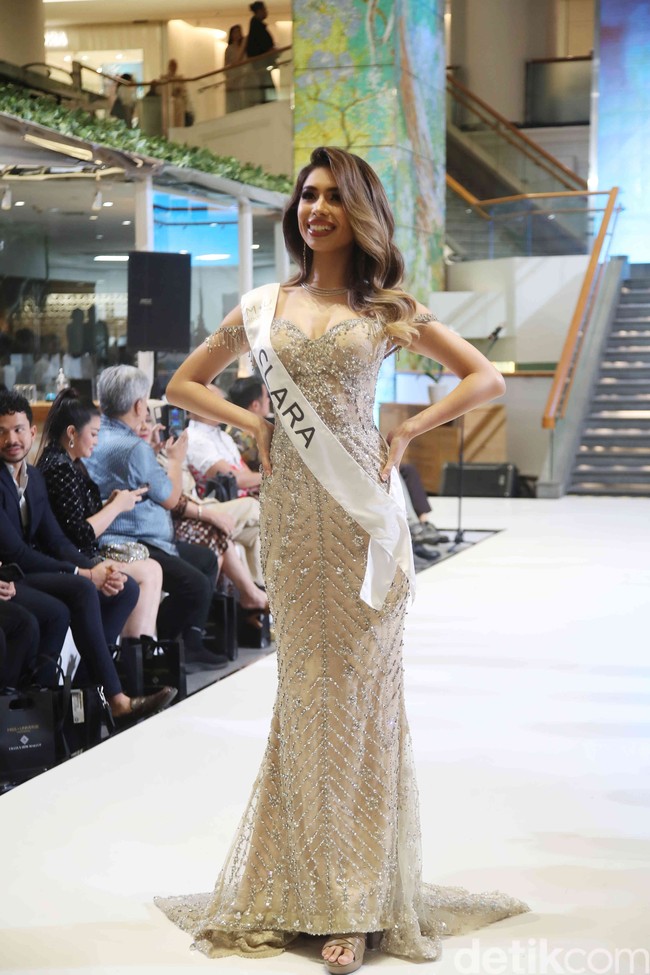 Clara Shafira Krebs, wanita 22 tahun ini merupakan seorang model dan CEO. Clara sempat tinggal di beberapa negara, seperti, Australia, Thailand, Jerman, dan kini di Indonesia. Foto: Pradita Utama/detikfoto