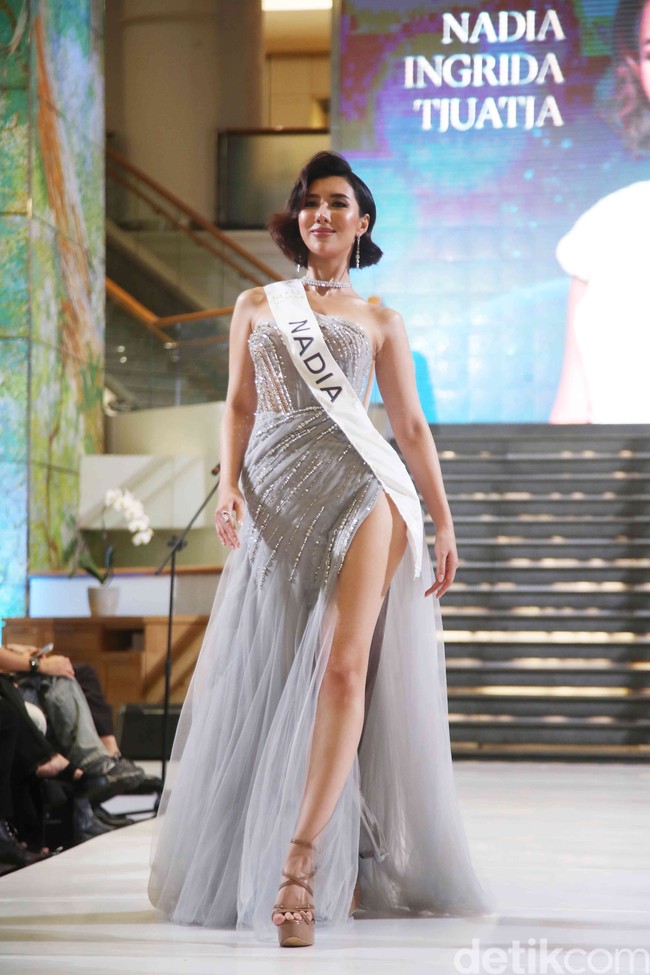 Lahir di Surabaya, Jawa Timur, pemilik nama lengkap Nadia Ingrida Tjuatia atau yang lebih dikenal sebagai Nadia Tjoa juga merupakan Miss Face of Humanity 2022. Sebelumnya anak didik Ivan Gunawan itu merupakan peserta 5 Besar Miss Grand Indonesia 2020 yang kemudian ditunjuk oleh Yayasan Mega Bintang untuk mewakili Indonesia dalam Miss Face of Humanity 2022. Kini wanita 30 tahun keturunan Tionghoa itu ikut berkompetisi dalam ajang kecantikan Miss Universe Indonesia 2024. Foto: Pradita Utama/detikfoto