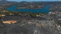 Foto dari udara di atas Vrilissia menunjukkan sisa kebakaran seberapa dekat api itu dengan banyak rumah sementara yang lain benar-benar hangus.