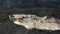 Kebakaran hutan di dekat Athena meninggalkan bercak-bercak besar tanah hangus di kota-kota dan desa-desa di sekitarnya dalam foto yang diambil pada hari Rabu (14/8).