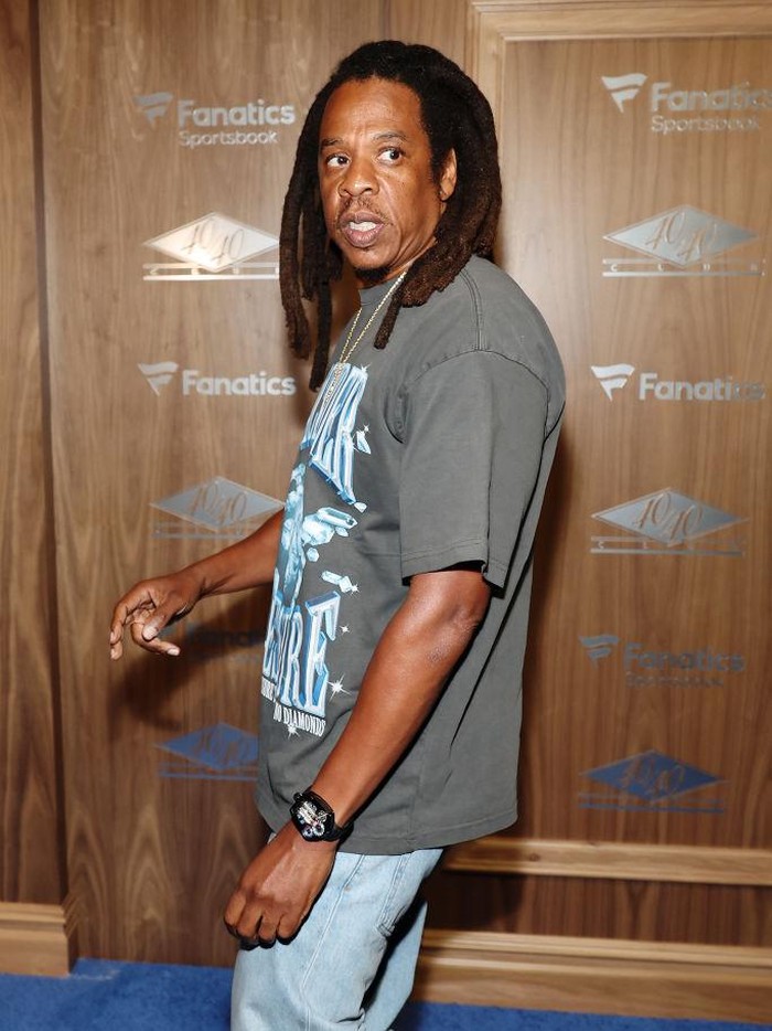 Gaya Jay-Z Pakai Jam Tangan Rp 5,2 Miliar NEW YORK, NEW YORK - AUGUST 16: Jay-Z attends the 40/40 Club Pop-Up during Fanatics Fest at Jacob Javitz Center on August 16, 2024 in New York City. (Photo by Arturo Holmes/Getty Images)