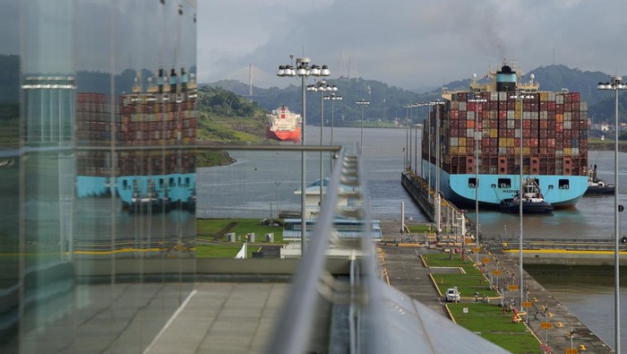 Geliat Aktivitas Kapal di Terusan Panama A general view shows the expanded canal Cocoli Locks at the Panama Canal, on the outskirts of Panama City, Panama August 12, 2024. REUTERS/Enea Lebrun