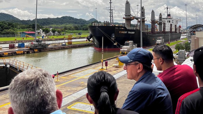 Geliat Aktivitas Kapal di Terusan Panama Visitors watch the passing ships navigate through the Panama Canal in Panama City, Panama, August 9, 2024. REUTERS/Adam Makary