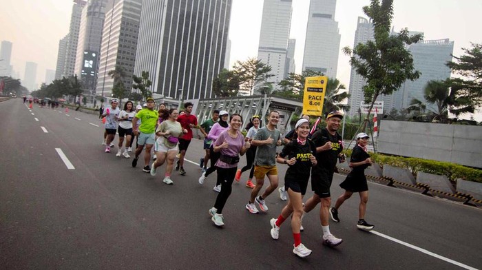 Beginilah suasana para pelari yang bersemangat mengikuti latihan rutin Road to Maybank Marathon 2024 di sekitar kawasan Car Free Day (CFD), Jakarta.