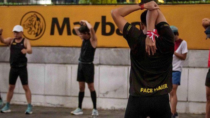 Beginilah suasana para pelari yang bersemangat mengikuti latihan rutin Road to Maybank Marathon 2024 di sekitar kawasan Car Free Day (CFD), Jakarta.