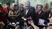 Hasto mengaku, dalam pemeriksaan hari ini, tidak ada dokumen yang dibawanya. Dia hanya mengaku akan berbicara jujur kepada penyidik.  