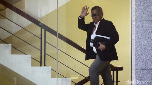 Sekjen PDI Perjuangan, Hasto Kristiyanto menjawab pertanyaan jurnalis setibanya di Gedung Merah Putih KPK, Jakarta, Selasa  (20/8/2024). Ia diperiksa sebagai saksi terkait kasus Ditjen Perkeretaapian (DJKA) wilayah Jawa Timur.