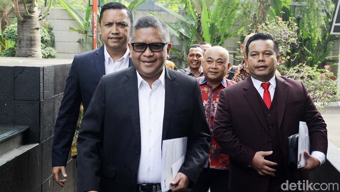 Hasto Diperiksa KPK Sekjen PDI Perjuangan, Hasto Kristiyanto menjawab pertanyaan jurnalis setibanya di Gedung Merah Putih KPK, Jakarta, Selasa (20/8/2024). Ia diperiksa sebagai saksi terkait kasus Ditjen Perkeretaapian (DJKA) wilayah Jawa Timur.