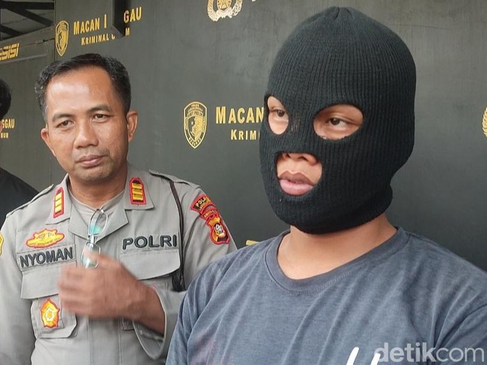 Hendra Jaya (30) menusuk rekan kerjanya, Bayu Anggara (22) hingga tewas dipicu rasa kesal. Menurutnya, korban sempat memukul kepalanya dua kali.