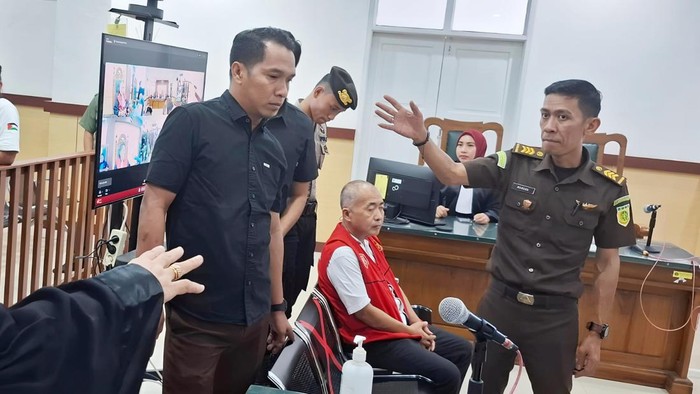 Ikving Lewa alias Koko Jhon (rompi merah) saat menjalani sidang tuntutan di PN Watampone.