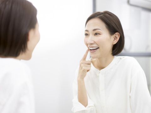 Ilustrasi wanita depan cermin