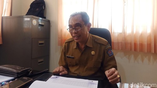 Kabid Pembinaan SMP Disdikpora Denpasar Anak Agung Putu Gede Astara saat ditemui di kantor Disdikpora Kota Denpasar, Jalan Mawar Nomor 6 Denpasar, Bali pada Senin (1/7/2024). (Ni Made Lastri Karsiani Putri-detikBali)