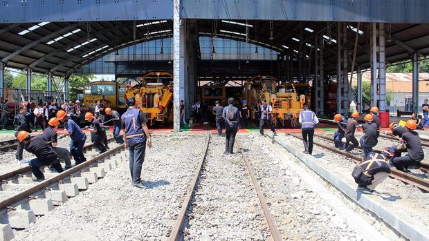 KAI menggelar lomba tarik prasarana kereta api dalam rangka HUT ke-79 RI.