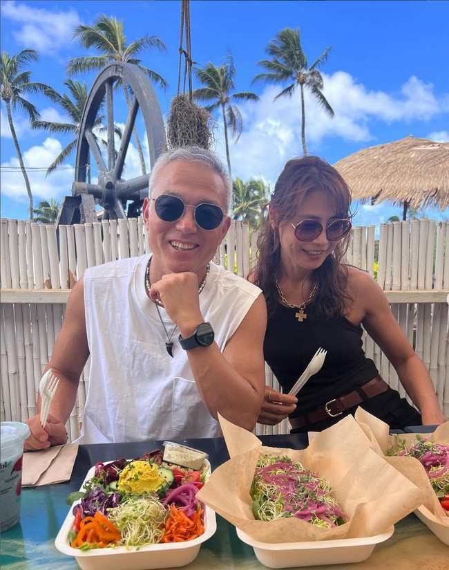 Kini Kang dan Kim rajin berbagi aktivitas di Instagram kepada 300 ribuan followers-nya, termasuk diet yang mereka jalani. Setiap harinya, suami istri yang dikaruniai satu anak perempuan ini mengonsumsi makanan sehat seperti salad, protein shake, dan buah-buahan. Foto: Instagram/@okdong_fit