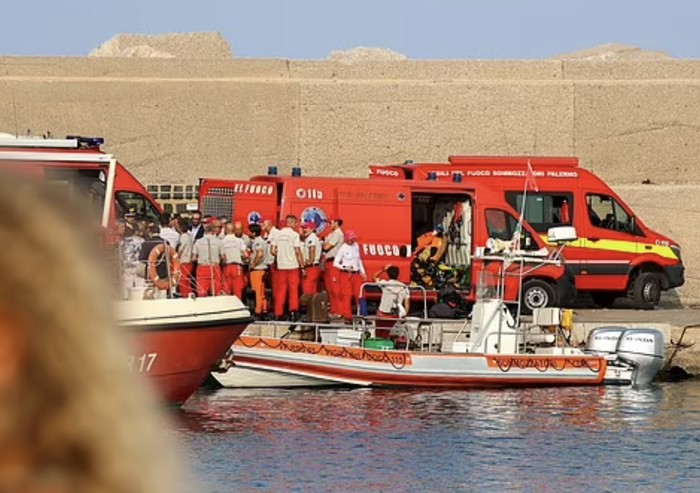 Kapal pesiar mewah tenggelam di Italia