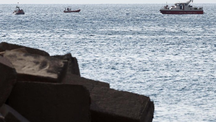 Kapal Pesiar Tenggelam di Sisilia, Pencarian Korban Terus Dilakukan Members of the media report from near the scene where a luxury yacht sank, off the coast of Porticello, near the Sicilian city of Palermo, Italy, August 20, 2024. REUTERS/Guglielmo Mangiapane