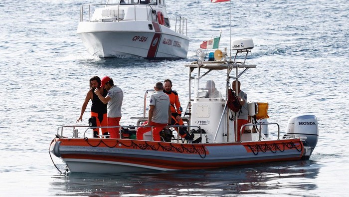 Kapal Pesiar Tenggelam di Sisilia, Pencarian Korban Terus Dilakukan Members of the media report from near the scene where a luxury yacht sank, off the coast of Porticello, near the Sicilian city of Palermo, Italy, August 20, 2024. REUTERS/Guglielmo Mangiapane