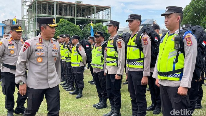 Kapolda Jambi Irjen Rusdi Hartono mengecek kesiapan personel dalam rangka Operasi Mantap Praja jelang Pilkada Serentak