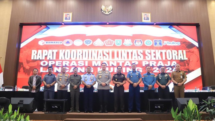 Kapolda Riau dan stakeholder saat rakor