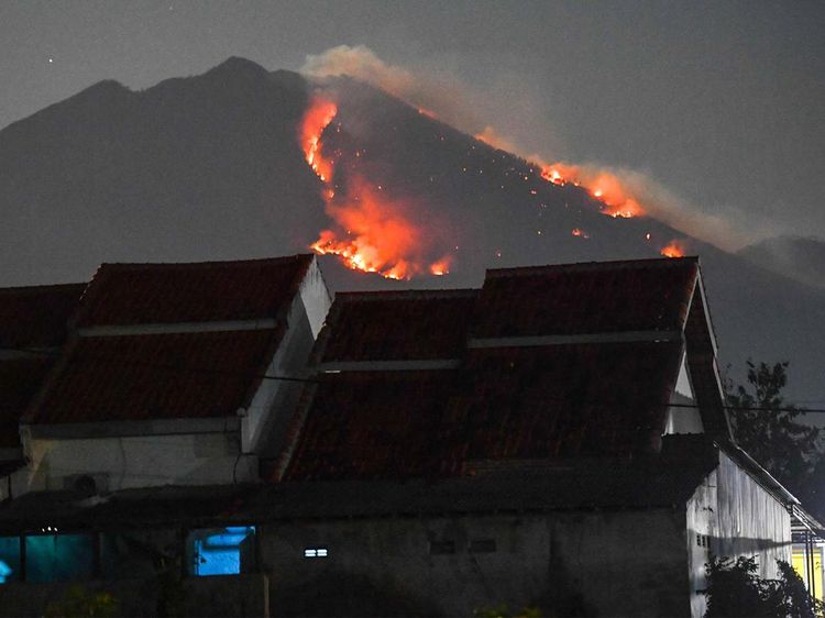Penampakan Kebakaran Hutan di Gunung Merapi Ungup-ungup Banyuwangi
