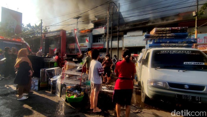 Kebakaran Ruko di Pasar Krian Sidoarjo Kebakaran Ruko di Pasar Krian Sidoarjo