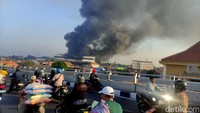 Asap tebal kebakaran Pasatr Induk Krian membumbung tinggi  terllihat dari Fly Over Krian. Kebakaran tersebut menjadi perhatian para pengguna jalan.