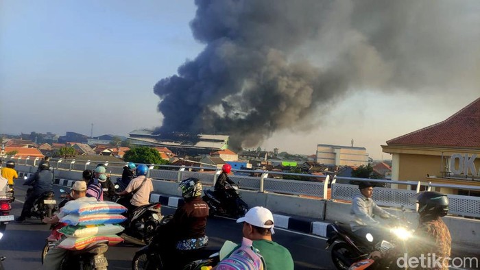 Kebakaran Ruko di Pasar Krian Sidoarjo Kebakaran Ruko di Pasar Krian Sidoarjo