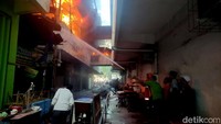 Petugas PMK melakukan pemadaman api dari berbagai arah. Salah satunya dibagian dalam pasar.