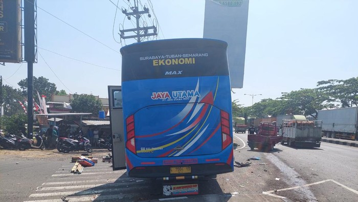 Bus yang mengalami kecelakaan di Lingkar Selatan tepatnya perempatan lampu merah Tanjang Kecamatan Gabus, Pati, Selasa (20/8/2024).