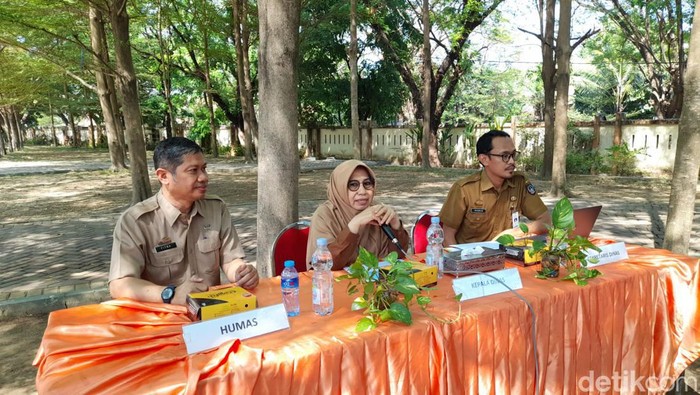 Kepala Dinas Bina Marga dan Bina Konstruksi (BMBK) Sulsel Astina Abbas (tengah) saat memberikan keterangan pers di Taman Pakui Sayang, Makassar.