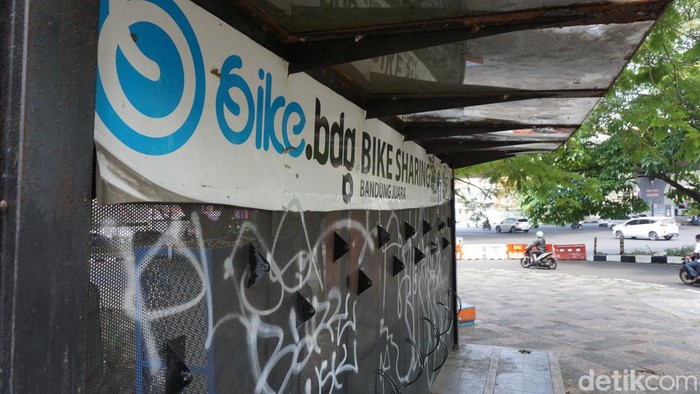 Kondisi shelter Bike Sharing di Jalan Dipatiukur, Kota Bandung yang tidak terawat