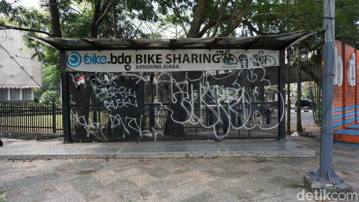 Kondisi shelter Bike Sharing di Jalan Dipatiukur, Kota Bandung yang tidak terawat