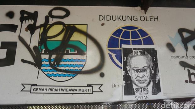 Kondisi shelter Bike Sharing di Jalan Dipatiukur, Kota Bandung yang tidak terawat