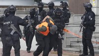 Para operator berlatih menundukkan teroris dan menanggapi berbagai skenario, termasuk serangan kimia.