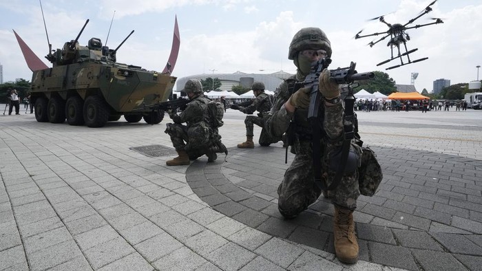 Korea Selatan Gelar Latihan Antiteror, Fokus Kesiapan Perang South Korea's police special operations unit conduct an anti-terror drill as a part of the Ulchi Freedom Shield military exercise between the U.S. and South Korea in Seoul, South Korea, Tuesday, Aug. 20, 2024. (AP Photo/Ahn Young-joon)