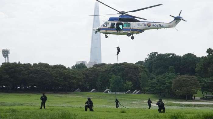 South Korea's police special operations unit conduct an anti-terror drill as a part of the Ulchi Freedom Shield military exercise between the U.S. and South Korea in Seoul, South Korea, Tuesday, Aug. 20, 2024. (AP Photo/Ahn Young-joon)